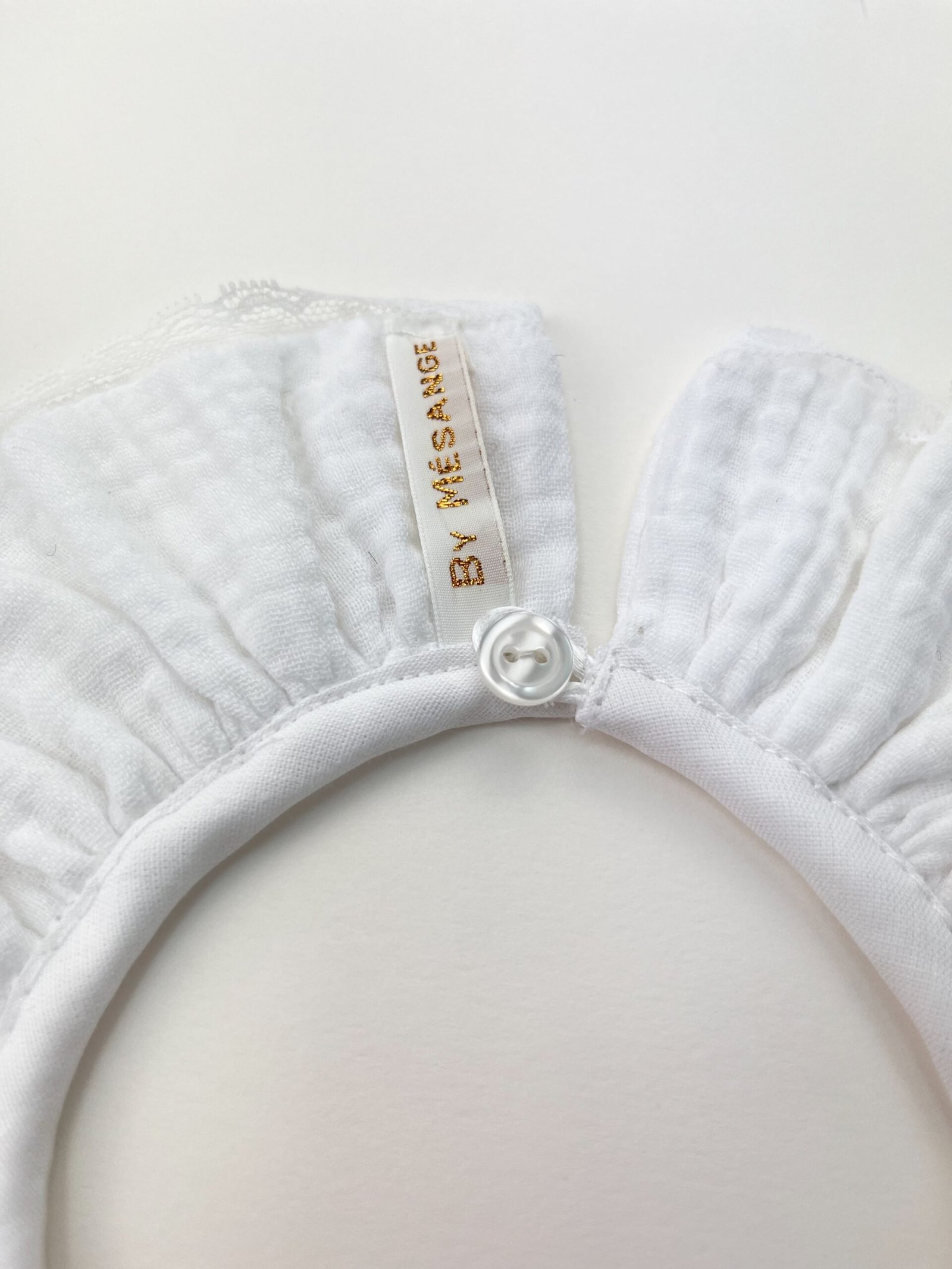 Violette – Col amovible double gaze blanc bordé dentelle, bouton nacre – By Mésange fait main France
