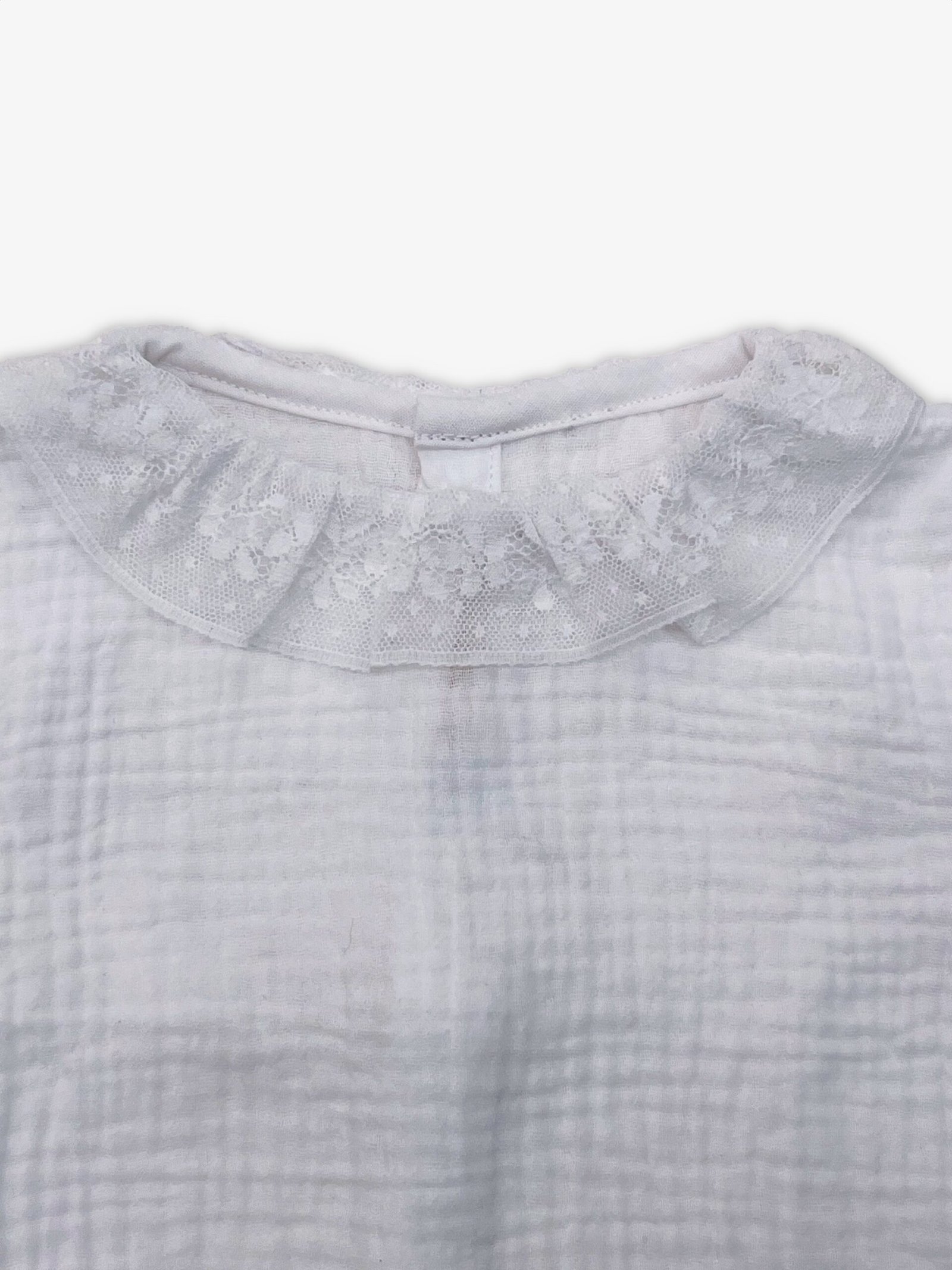 Adèle – Blouse bébé double gaze blanche, col dentelle fleuri – By Mésange fait main France