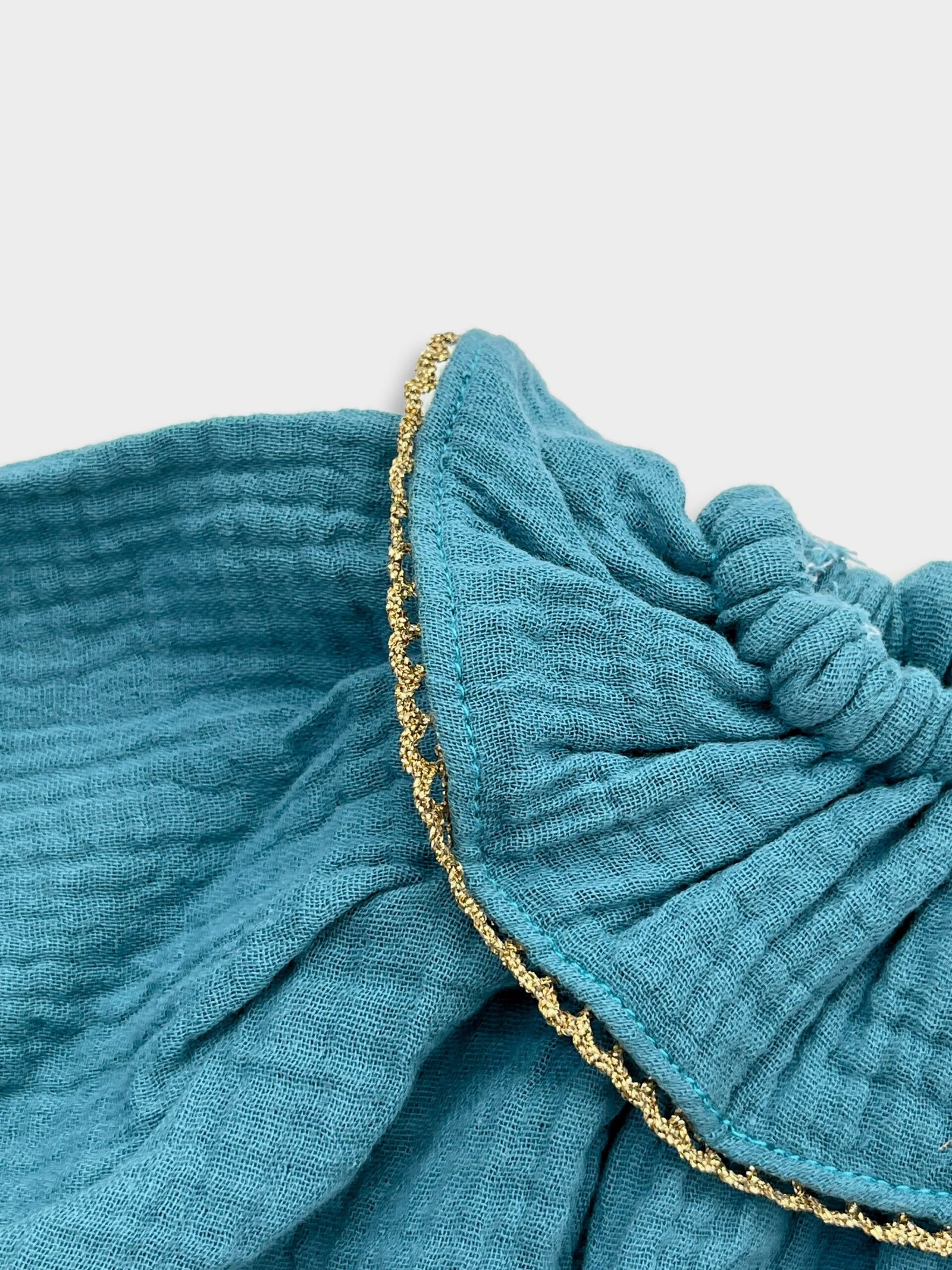 Augustine vert – robe enfant double gaze verte, collerette dentelle dorée – By Mésange fait main France