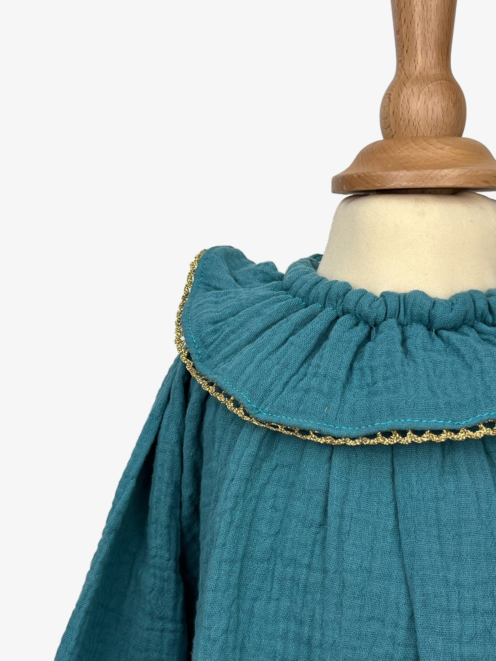Augustine vert – robe enfant double gaze verte, collerette dentelle dorée – By Mésange fait main France