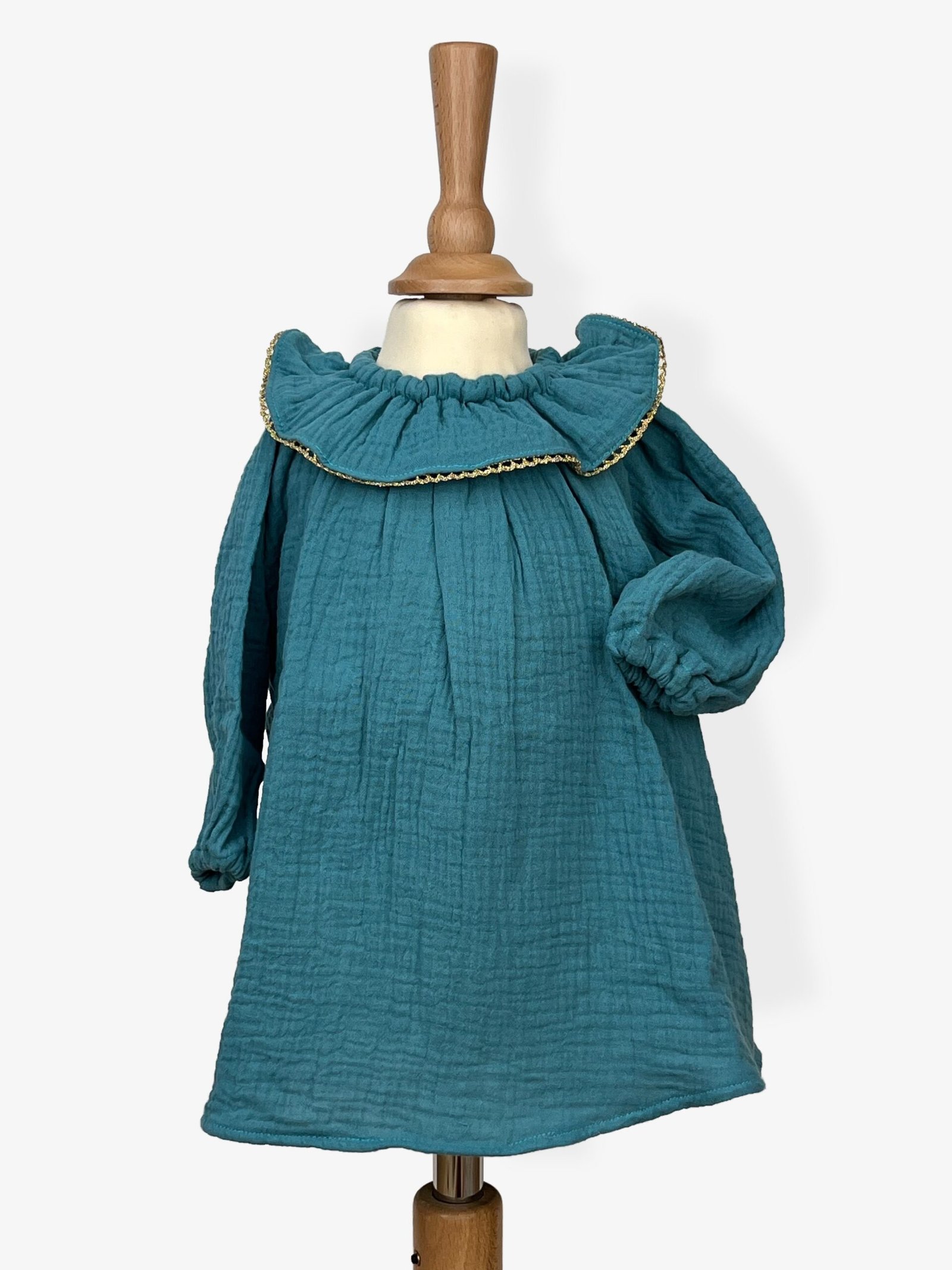 Augustine vert – robe enfant double gaze verte, collerette dentelle dorée – By Mésange fait main France