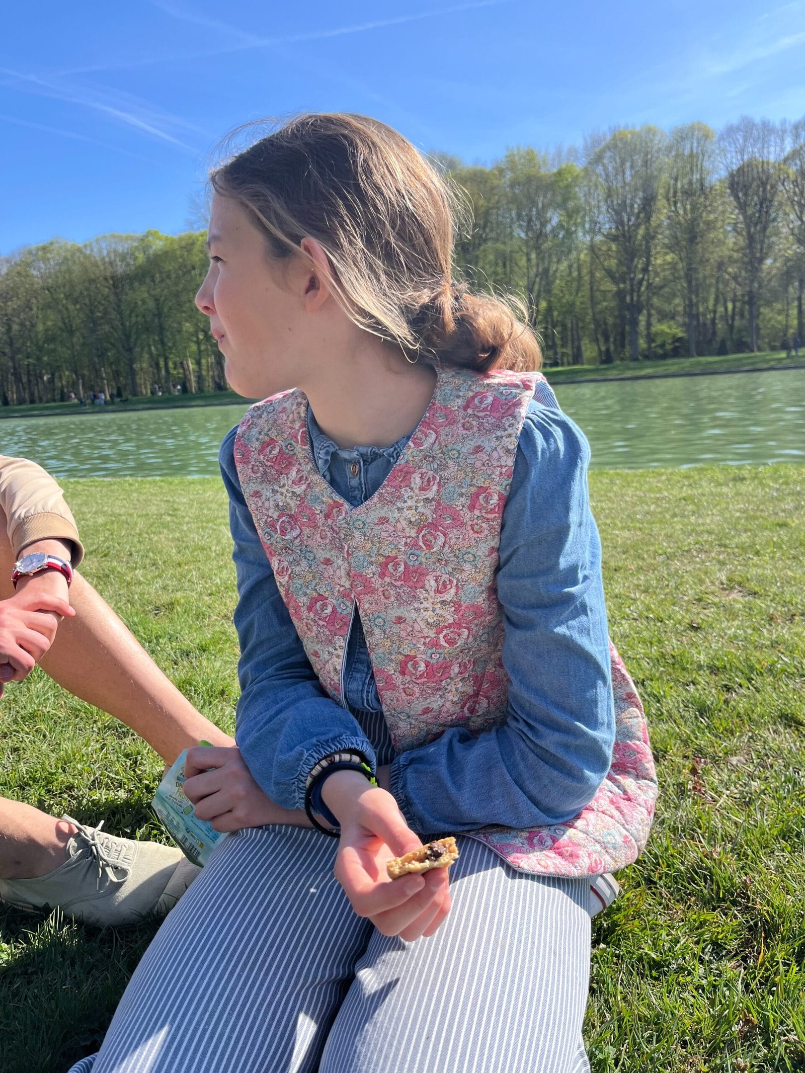 Augusta – Gilet de berger réversible molleton fleuri/popeline kaki, bouton nacre doré – By Mésange fait main France