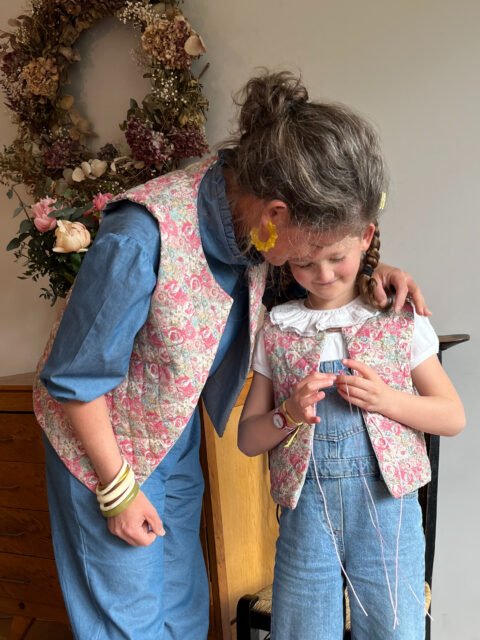 Augusta – Gilet de berger réversible molleton fleuri/popeline kaki, bouton nacre doré – By Mésange fait main France