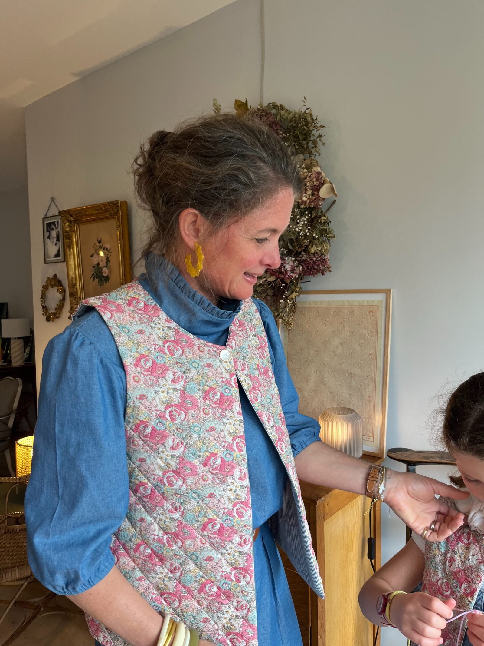 Augusta – Gilet de berger réversible molleton fleuri/popeline kaki, bouton nacre doré – By Mésange fait main France