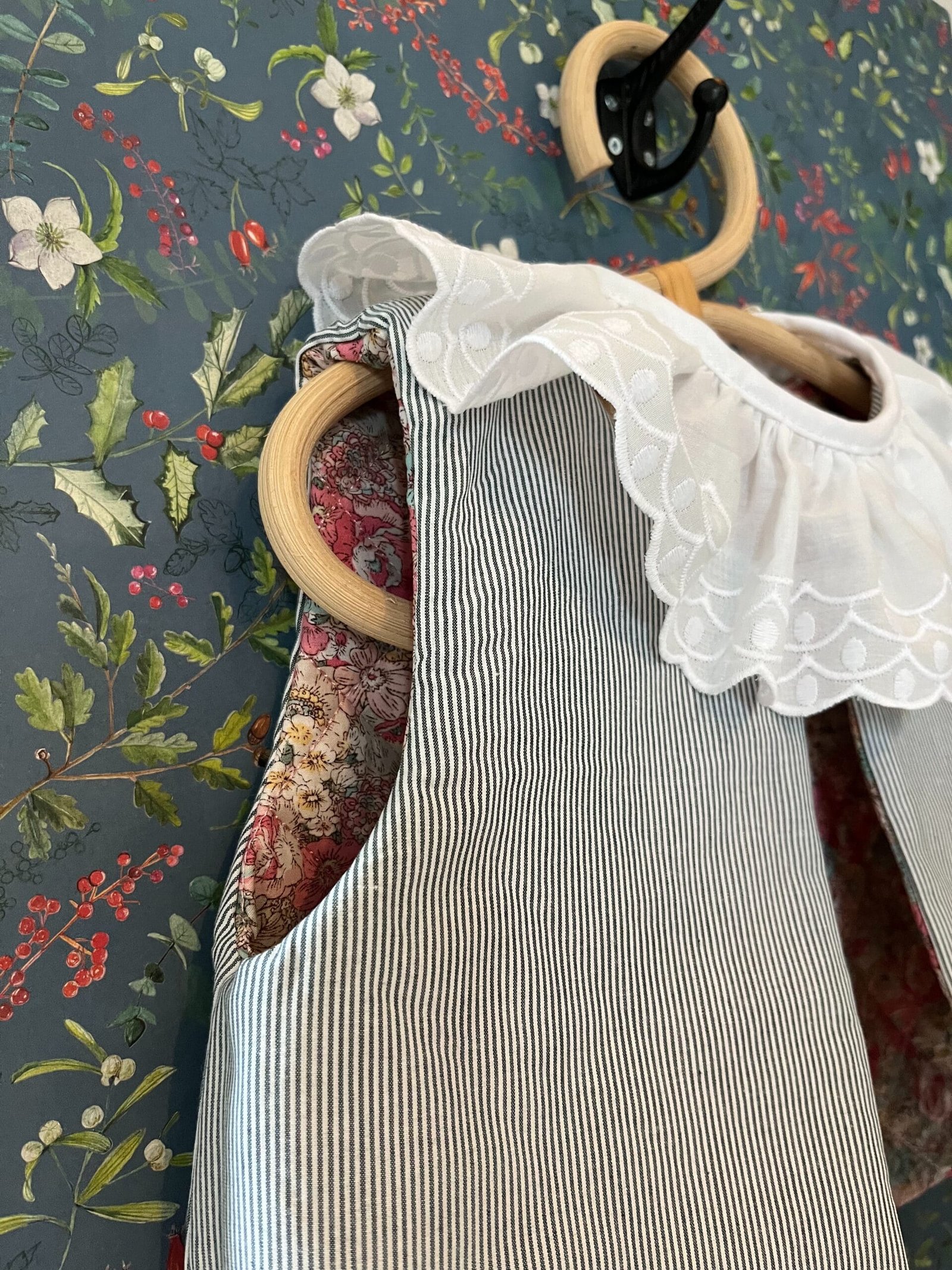 Augusta – Gilet de berger réversible molleton fleuri/popeline kaki, bouton nacre doré – By Mésange fait main France