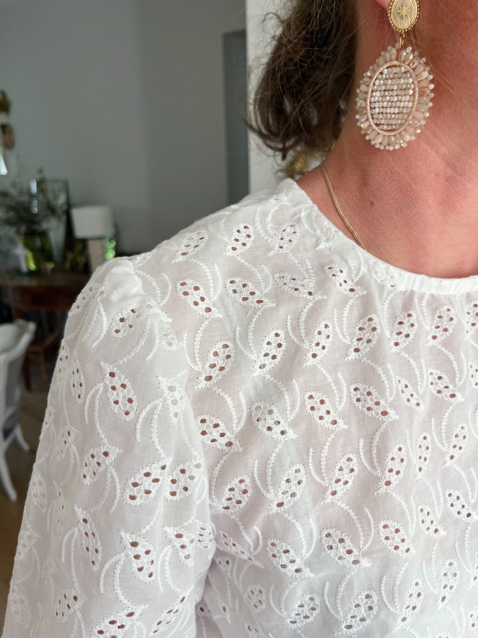 Alma – Blouse broderie anglaise blanc cassé, légèrement raccourcie – By Mésange fait main France