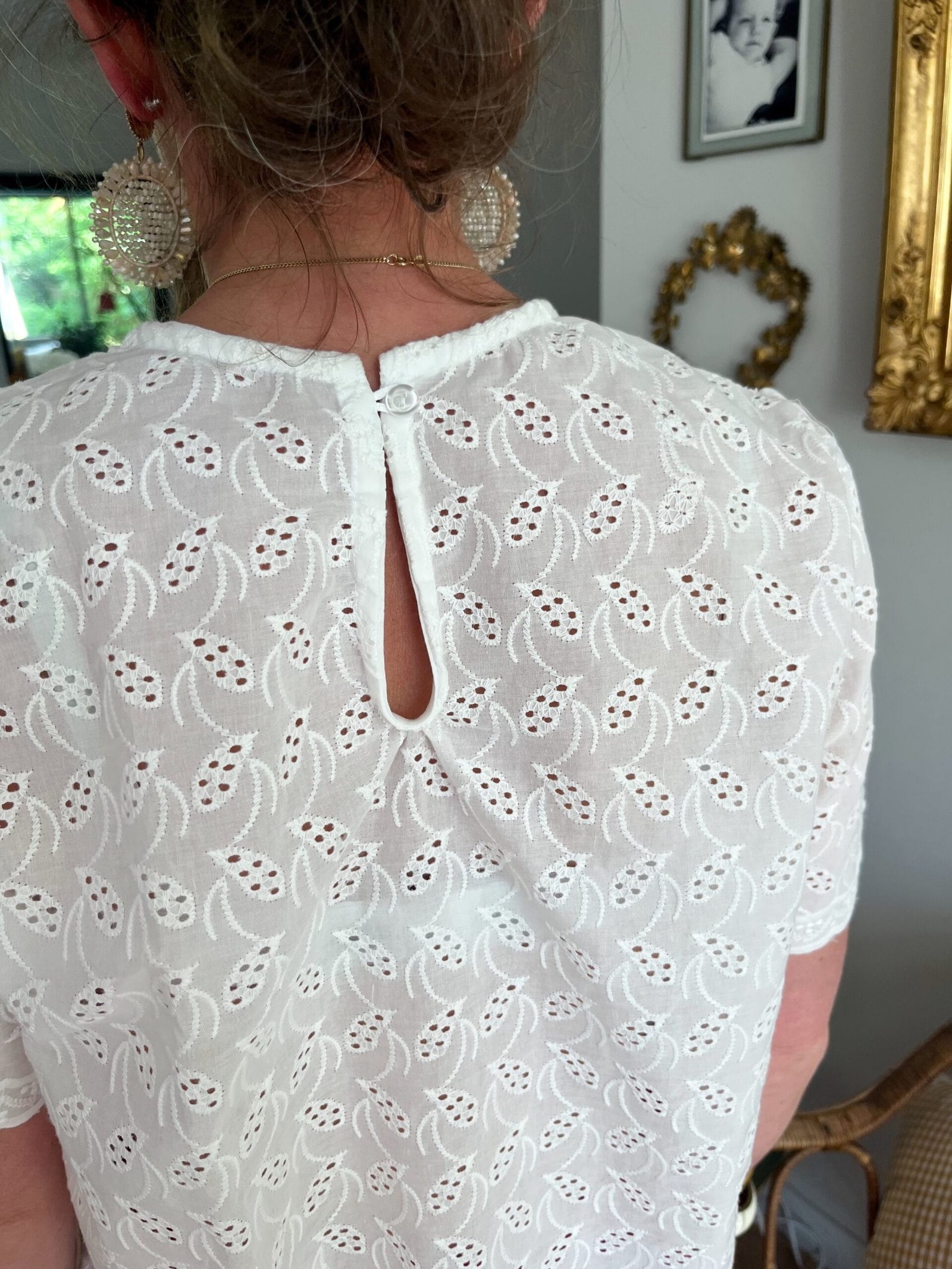 Alma – Blouse broderie anglaise blanc cassé, légèrement raccourcie – By Mésange fait main France