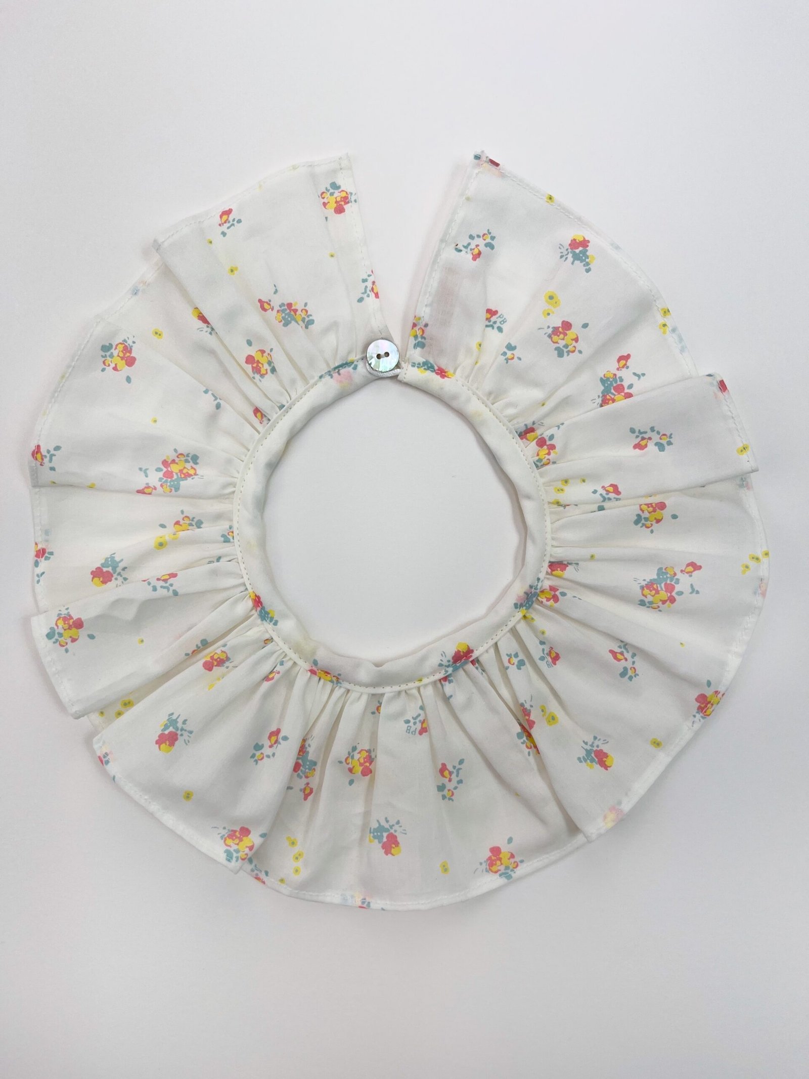 Capucine fleurettes – Col amovible enfant coton floral pastel, coupe volantée – By Mésange fait main France