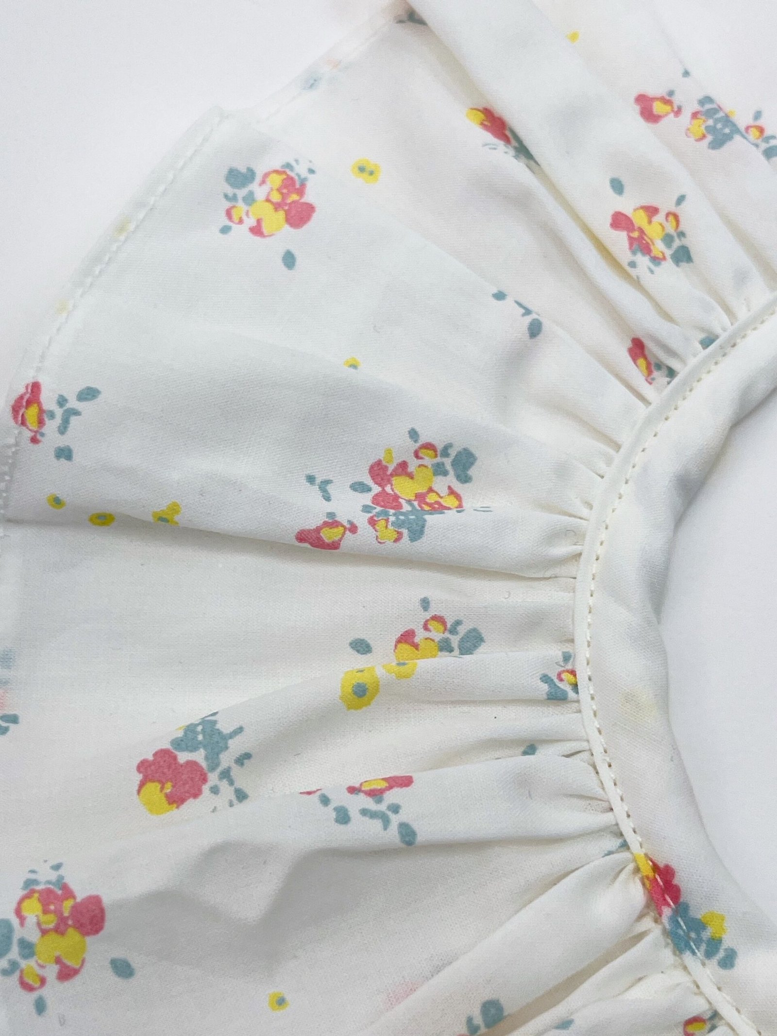 Capucine fleurettes – Col amovible enfant coton floral pastel, coupe volantée – By Mésange fait main France