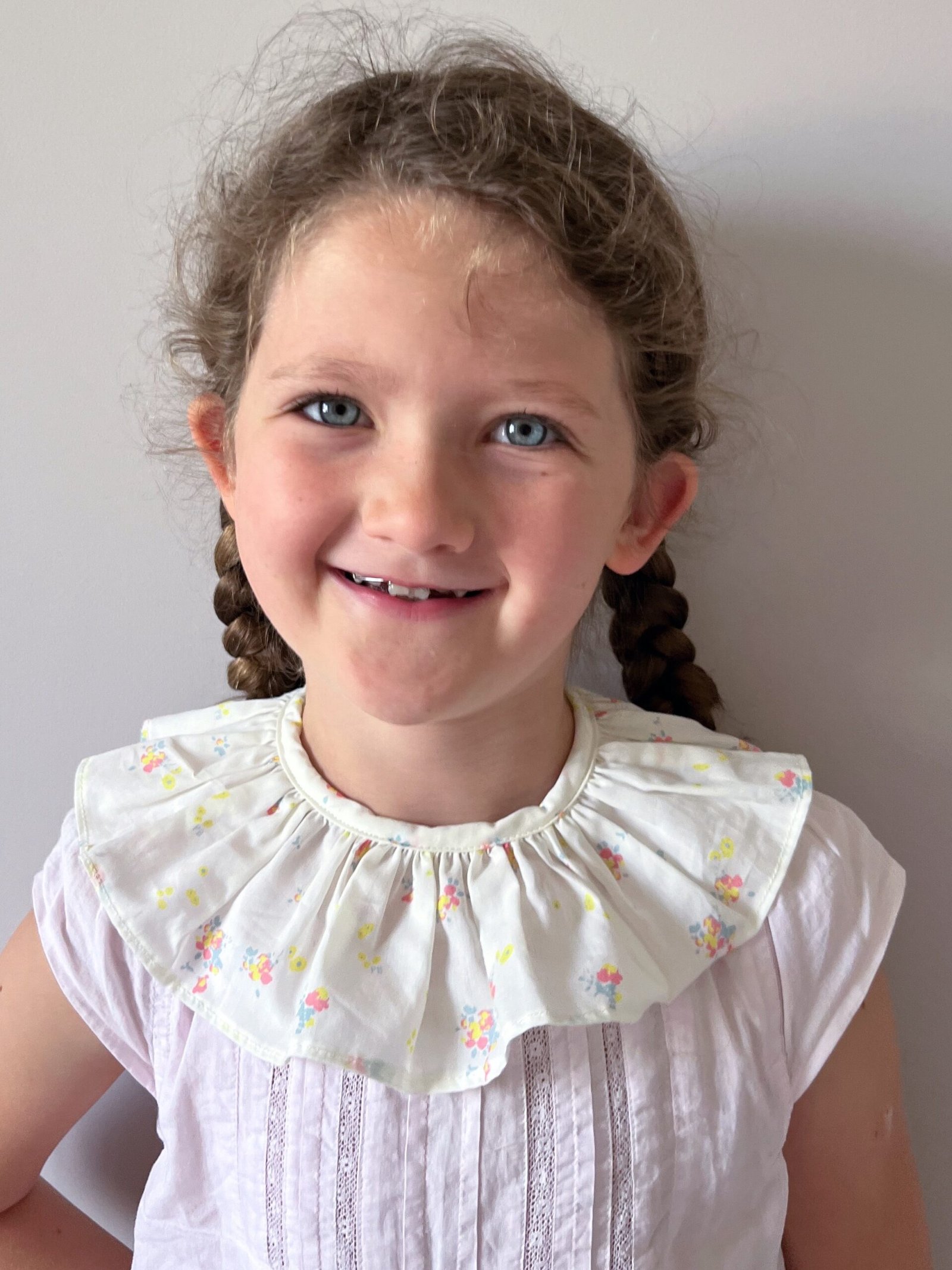 Capucine fleurettes – Col amovible enfant coton floral pastel, coupe volantée – By Mésange fait main France