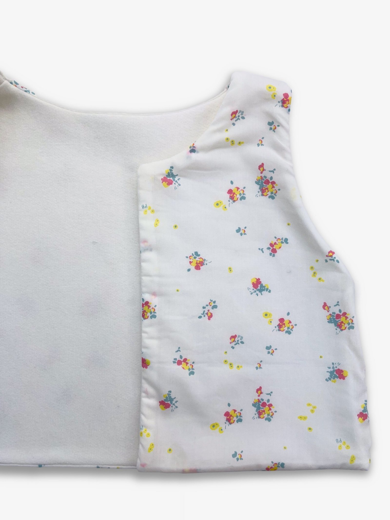 Séraphine à fleurs – gilet de berger bébé réversible coton fleuri/molleton blanc, sans manches – By Mésange fait main France