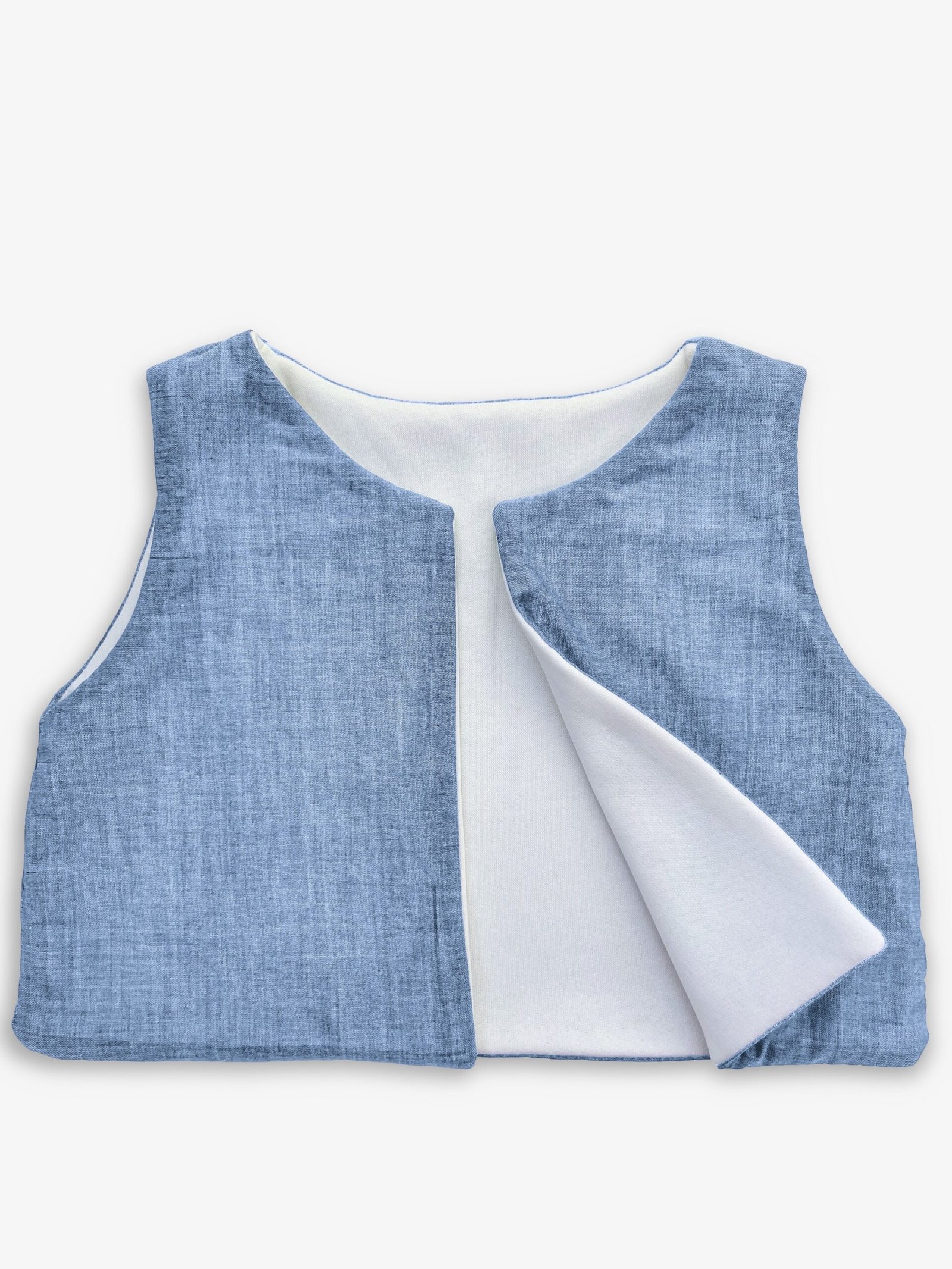 Séraphine chambray – gilet de berger bébé réversible chambray bleu/molleton blanc, sans manches – By Mésange fait main France